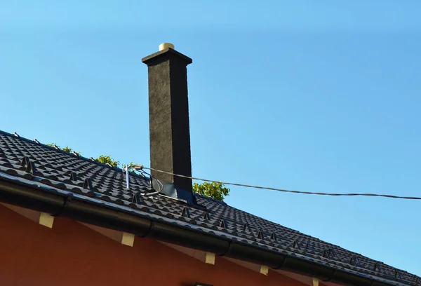 Nuevo Tubo Chimenea Techo Tejas Negras Cielo Azul — Foto de Stock