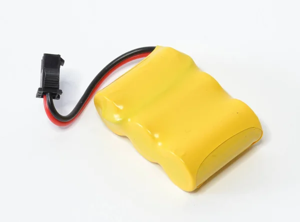 ケーブル付き黄色プラスチック電池のパック — ストック写真