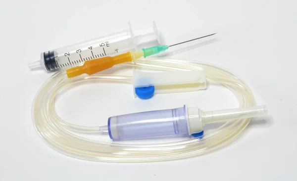 Intravenózní Infuzní Set Injekční Stříkačkou Izolovanou Bílém Pozadí — Stock fotografie