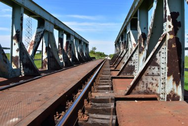 Eski paslı metal demiryolu köprüsü