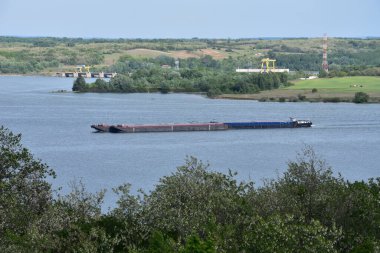 Sırbistan ile Romanya arasındaki Büyük Ada yakınlarındaki Tuna 'da gemi kalkıyor