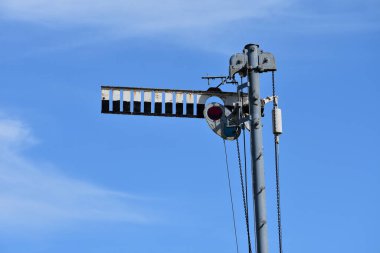 Doğu Sırbistan 'da güneşli bir günde Vintage Demiryolu tabelası