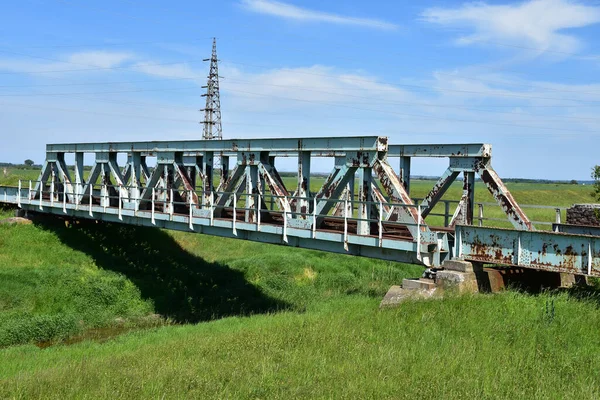 Oude Roestige Metalen Spoorbrug — Stockfoto