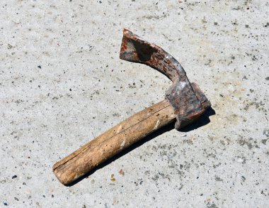 Eski ve paslı pençe çekici.