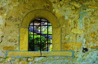 Taş ve metalden yapılmış eski evin antika penceresi.