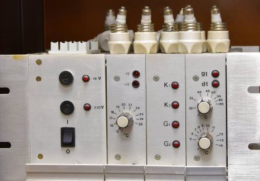 Üzerinde porselen sigortalar olan elektronik cihazlar.