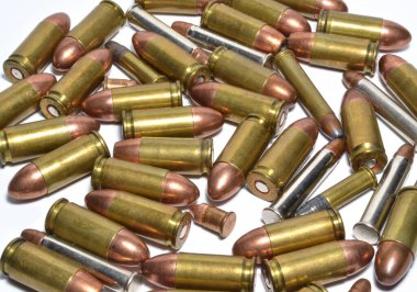 Beyaz arka planda farklı kalibre mühimmat