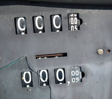 Vintage ve paslı benzin pompasında eski numaralar