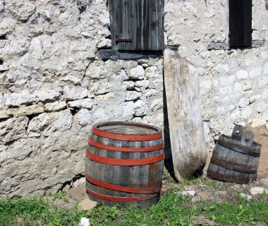 Antik kil, yiyecek ve içecek depolamak için kullanılan metal teneke ve varilleri ve diğer antika aletleri saklar.
