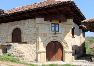 Şarap depolamak için kullanılan taştan yapılmış eski bir ev.