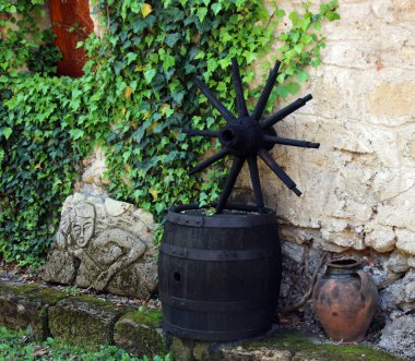 Antik kil, yiyecek ve içecek depolamak için kullanılan metal teneke ve varilleri ve diğer antika aletleri saklar..