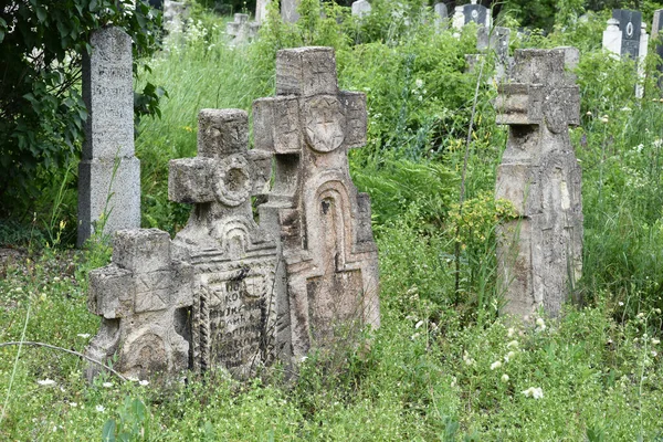 Orthodoxe Und Vedische Symbole Auf Grabsteinen Auf Dem Friedhof Dorf — Stockfoto