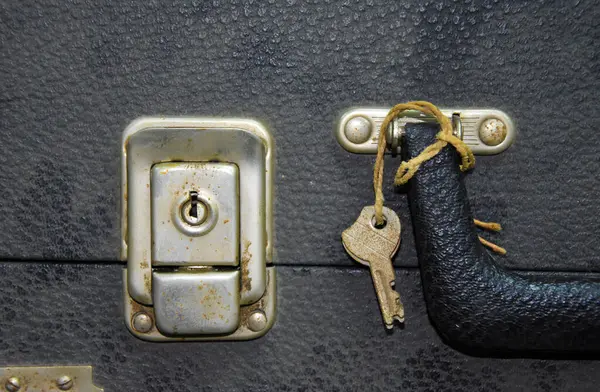 鍵付きのスーツケースのヴィンテージロック — ストック写真