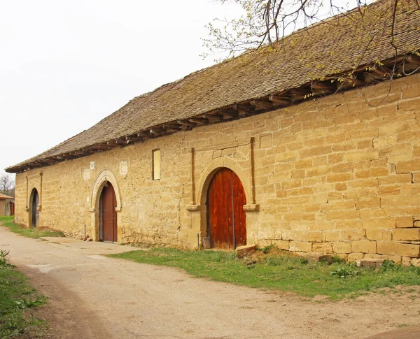 Şarap depolamak için kullanılan taştan yapılmış eski bir ev.