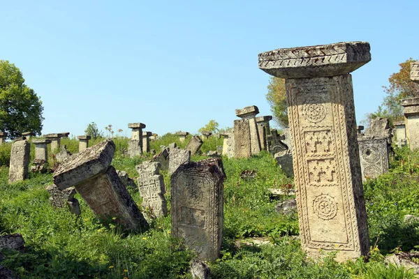 Orthodoxe Und Vedische Symbole Auf Grabsteinen Auf Dem Friedhof Dorf — Stockfoto