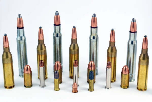 Farklı kalibre tabanca ve tüfek mühimmatı. 