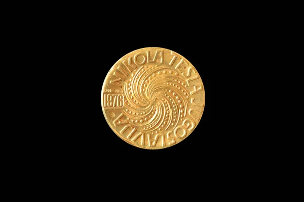Medallón Oro Con Retrato Científica Nikola Tesla Que Muestra Escudo —  Fotos de Stock