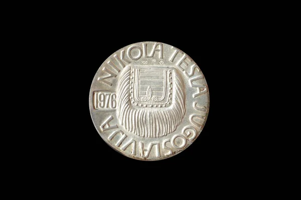 Bilim adamı Nikola Tesla 'nın portresiyle gümüş madalyon.