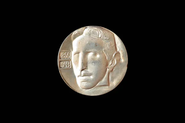 Bilim adamı Nikola Tesla 'nın portresiyle gümüş madalyon.