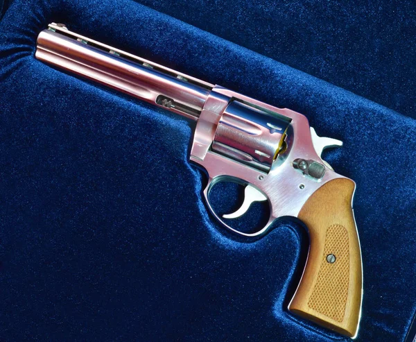 Mavi kadife arka planda Revolver magnum 357