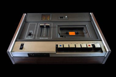 Siyah arkaplanda eski kasetçalar