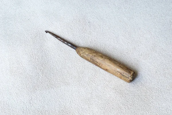 Çelik ve ahşaptan yapılmış eski örgü iğnesi.