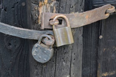 Ahşap kapıdaki antik metal asma kilitler.