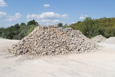Doğu Sırbistan 'daki Rtanj Dağı' ndaki eski maden yakınlarında kum, çakıl ve taş yığını