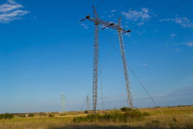 Metal elektrik direği güneşli bir günde