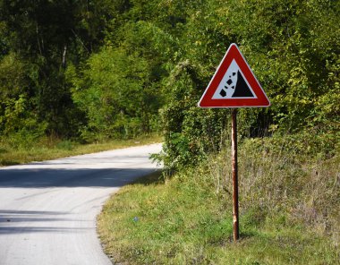 Sürücüleri yoldaki olası heyelan konusunda uyaran yol tabelası