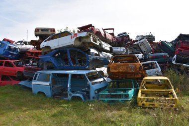 Eski paslı araba mermileriyle dolu hurdalık.