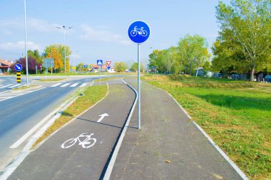 Sürücülere bisiklet yolunda olduklarını bildiren yol işareti