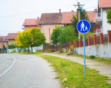 Sürücüleri yoldaki ebeveynler ve çocuklar konusunda uyaran yol tabelası