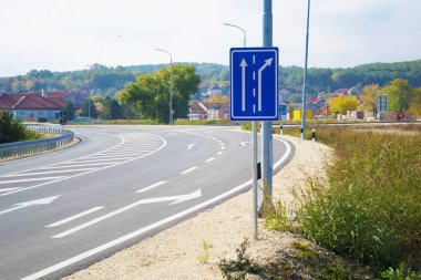 Sürücülerin zorunlu yönlerini gösteren yol işareti