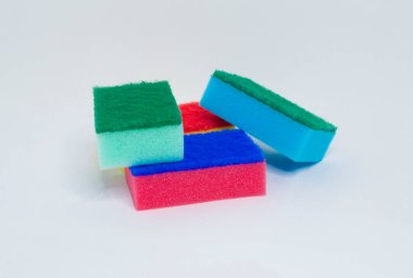 Gri arkaplanda renkli süngerler