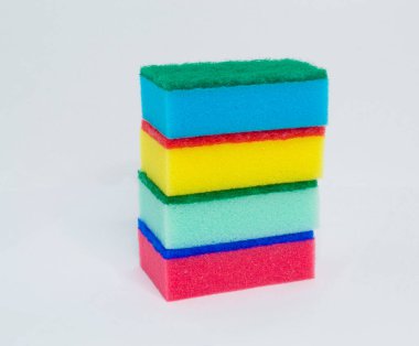 Gri arkaplanda renkli süngerler