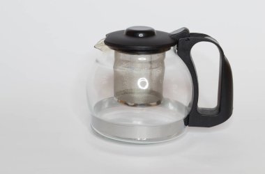 Cam ve plastik çaydanlık ve metal çay tutacağı.