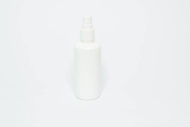 Beyaz kapaklı beyaz sprey plastik şişe.