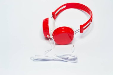 Güzel kırmızı ve beyaz kulaklıklar