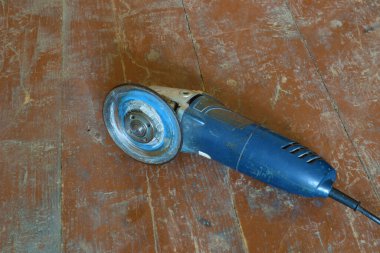 Öğütücü olarak kullanılan disk ile klasik mavi öğütücü