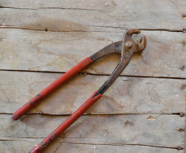 Kablo kesmek için kullanılan vintage metal pense.