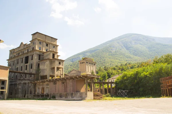 Doğu Sırbistan 'daki Rtanj madeninde çakıl işlemek için eski bina