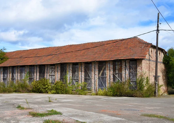 Tuğla ve çatı kiremitlerini depolamak için kullanılan eski depo
