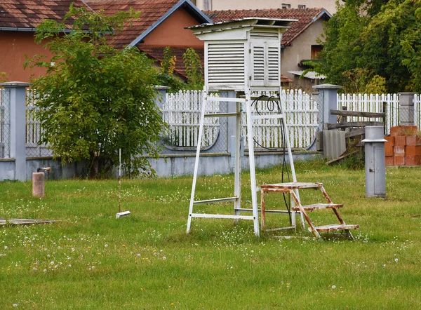 White Meteorological Houses Contains Precise Instruments Measuring Weather Conditions — Stock Photo, Image