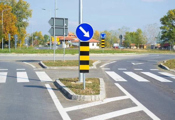 Segnaletica Stradale Che Mostra Subacquei Direzione Obbligatoria Sulla Rotonda — Foto Stock