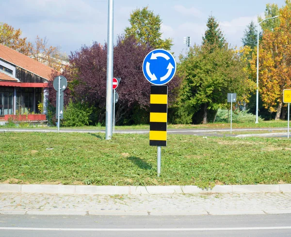 Verkehrsschild Das Taucher Vor Kreisverkehr Warnt — Stockfoto
