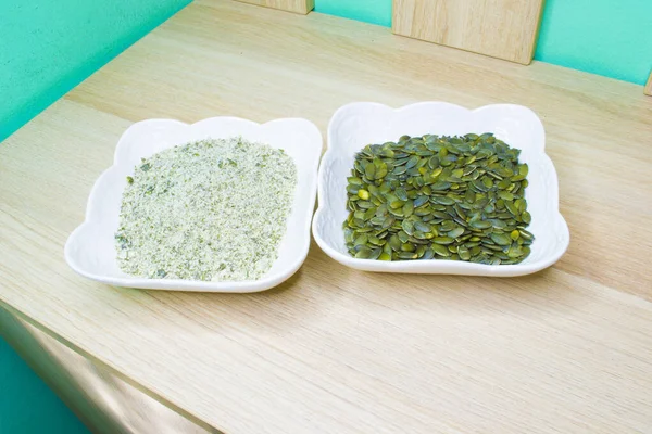 Kabak çekirdekleri - kabuğunu çıkarıp öğüttükten sonra yenebilir yeşil kabak tohumu