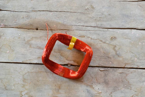 Elektrik kablolarının birçok kategorisinde elektrik iletkeni olarak kırmızı bakır kablo