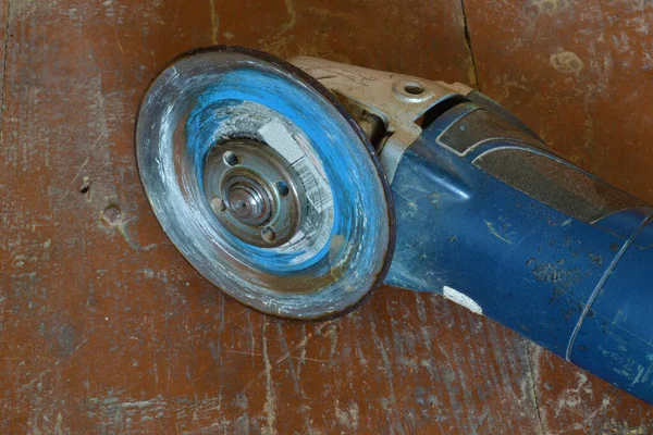 Öğütücü olarak kullanılan disk ile klasik mavi öğütücü