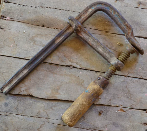 Metal ve ahşaptan yapılmış klasik klemp.